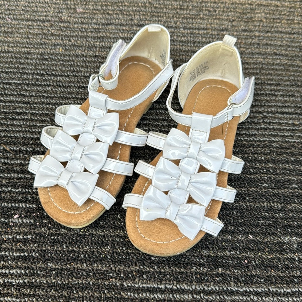 H&M girl while sandals